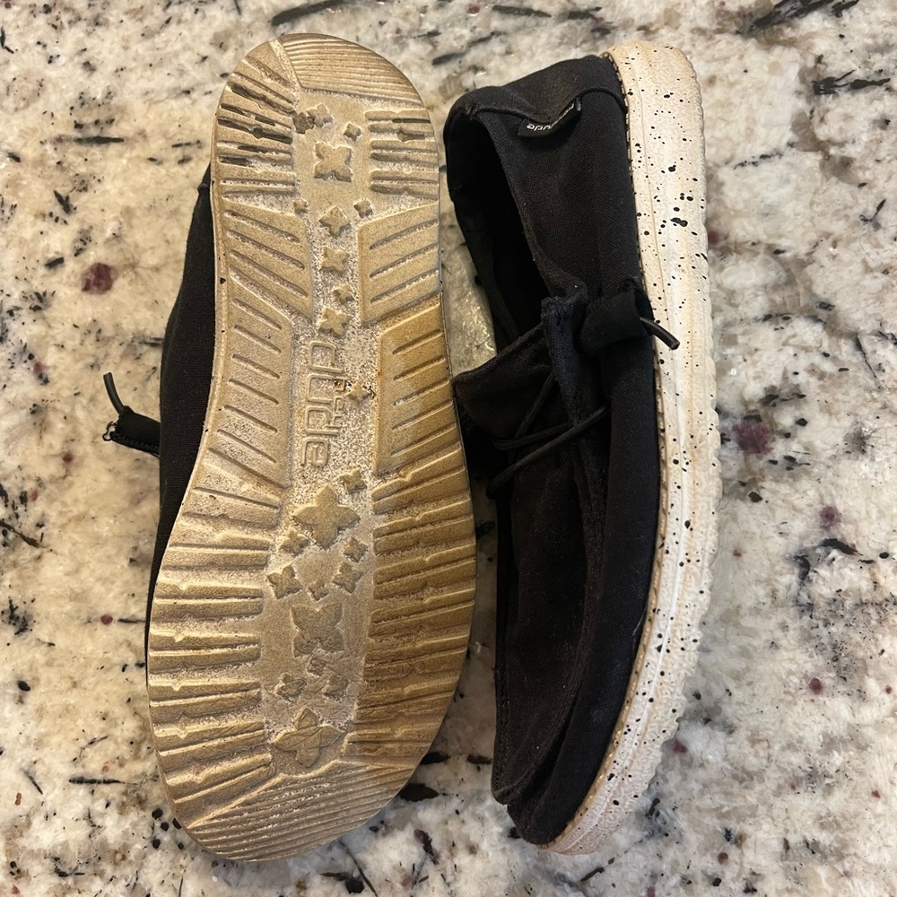 Women’s size 6 hey dudes